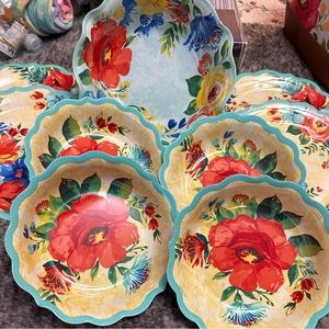 The Pioneer woman bundle, 4 Dinner plates, 4 Dinner Bowl and 1 serving bowl.